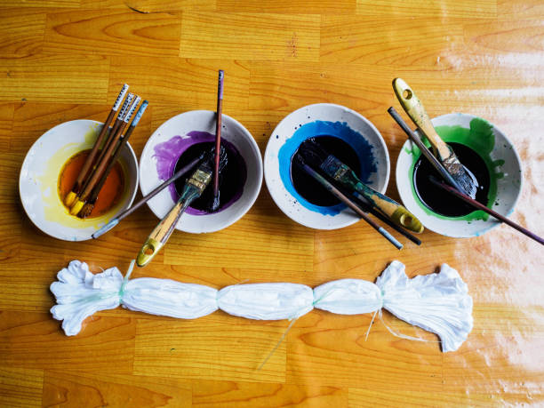 palette de couleurs de l’eau pour le tissu de teinture tie - teinture photos et images de collection