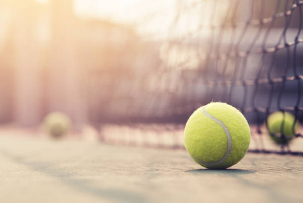 コピー スペース付きテニスコートでテニスのネットを打つテニス ボール。 - tennis ball ball isolated sport ストックフォトと画像