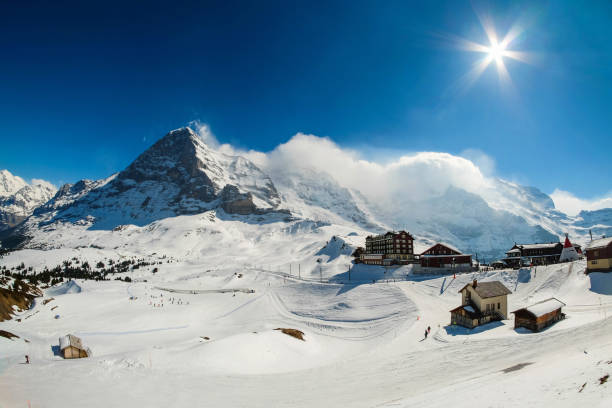 estación de kleine scheidegg, a lo largo del ferrocarril de interlaken a jungfraujoch (3.466 m). en luz del día ati suiza - jungfrau train winter wengen fotografías e imágenes de stock