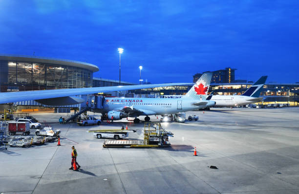 空気カナダ バンクーバー空港 (yvr) 飛行機 - canada urban scene indoors city ストックフォトと画像