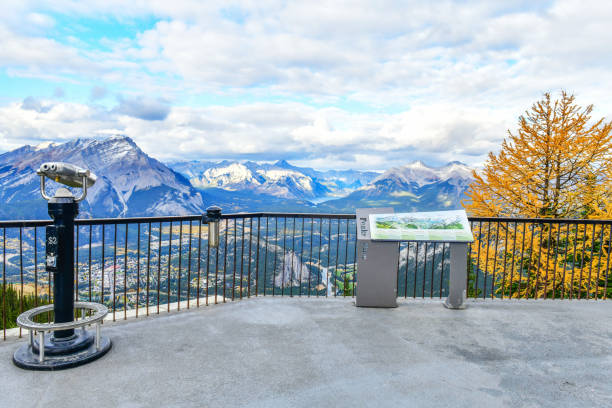 mountain,banff.canada de soufre de point de vue - banff gondola photos et images de collection