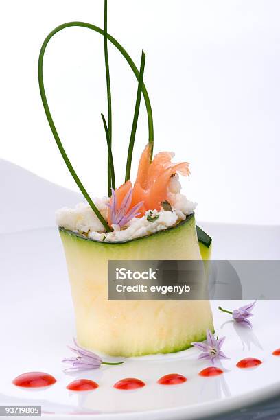 Zucchini Roll Mit Geräuchertem Lachs Stockfoto und mehr Bilder von Einzelne Blume - Einzelne Blume, Essbare Verzierung, Farbbild