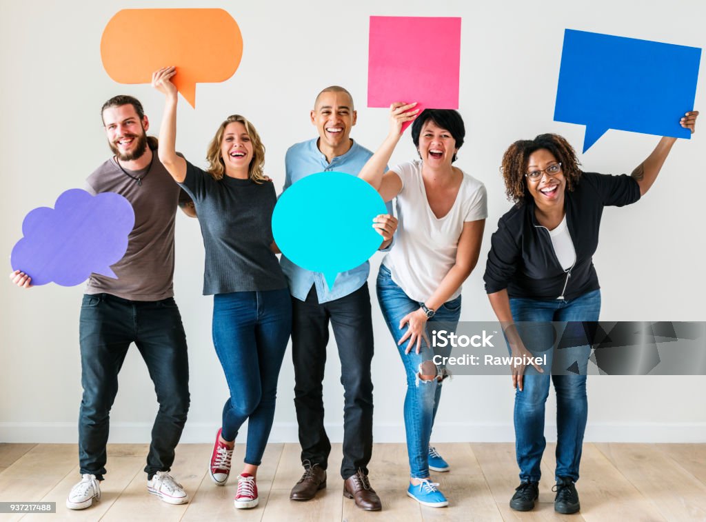 Pessoas carregando ícones de bolha do discurso - Foto de stock de Comunicação royalty-free