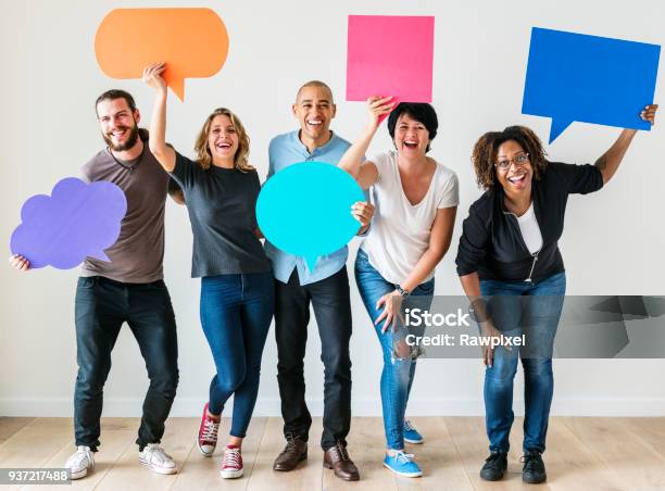 Foto de Pessoas Carregando Ícones De Bolha Do Discurso e mais fotos de stock de Comunicação - Comunicação, Discussão, Balão - Símbolo Ortográfico