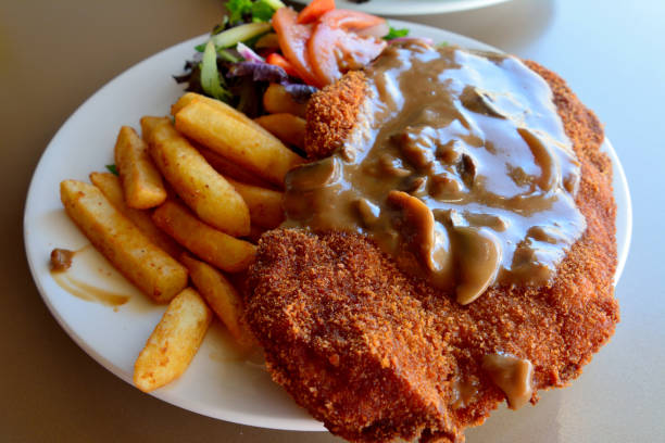 schnitzel with salad - viennese schnitzel imagens e fotografias de stock