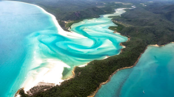 Tropical Australian paradise A beautiful aerial view of turquoise waters, white sandy beaches and green forests in the paradise of the Whitsunday's islands, Australia - Concept for summer, holidays and travelling cairns australia stock pictures, royalty-free photos & images