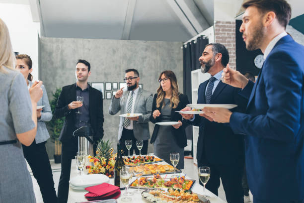 eventos y conferencias de negocios - fiesta en la oficina fotografías e imágenes de stock