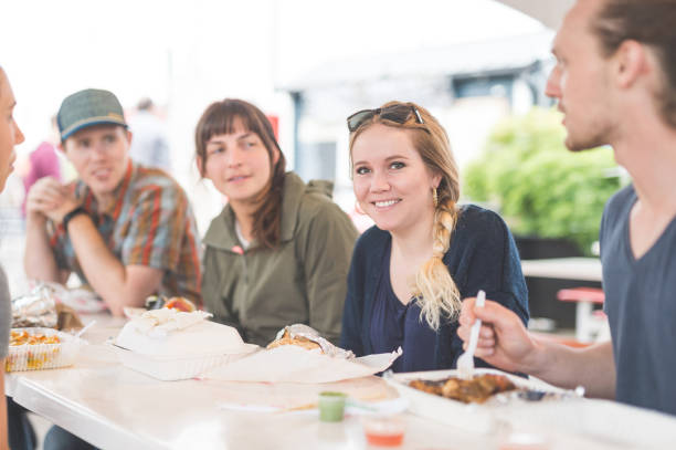 istock Food Cart Customers 937236568