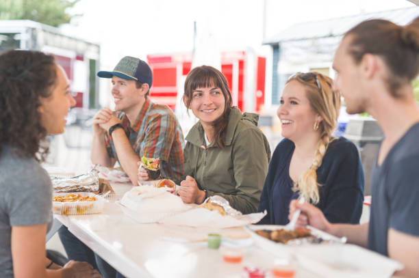 istock Food Cart Customers 937236598