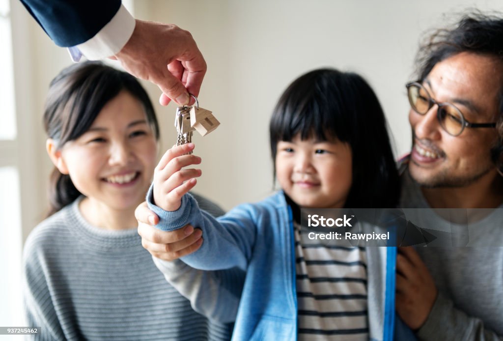 Asiatische Familie kaufen neues Haus - Lizenzfrei Hauswechsel Stock-Foto