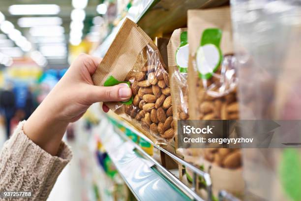 Hand Mit Verpackung Mandeln Nüsse Drin Stockfoto und mehr Bilder von Supermarkt - Supermarkt, Zwischenmahlzeit, Speisen