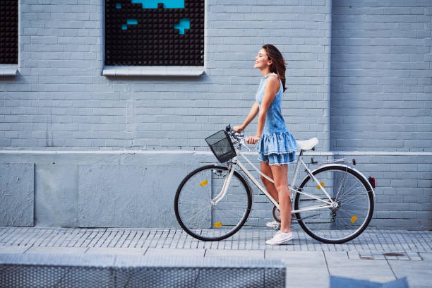 femme sur balade à vélo dans la ville pendant l’été - cycling bicycle women city life photos et images de collection