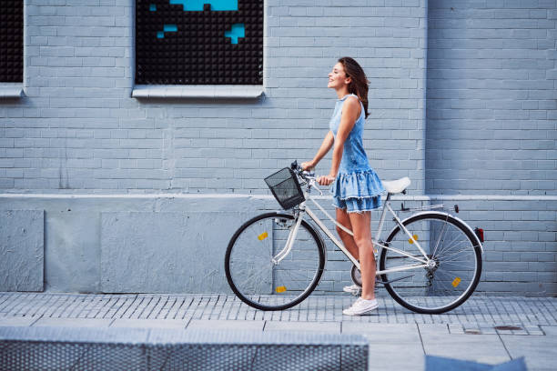 woman on bike trip in the city during summer - cycling bicycle women city life imagens e fotografias de stock