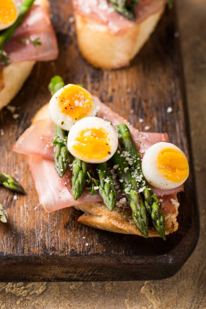 istock Fresh sendwich with ham, asparagus and quail eggs 937275262
