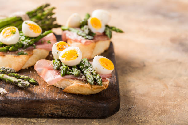 istock Fresh sendwich with ham, asparagus and quail eggs 937275280
