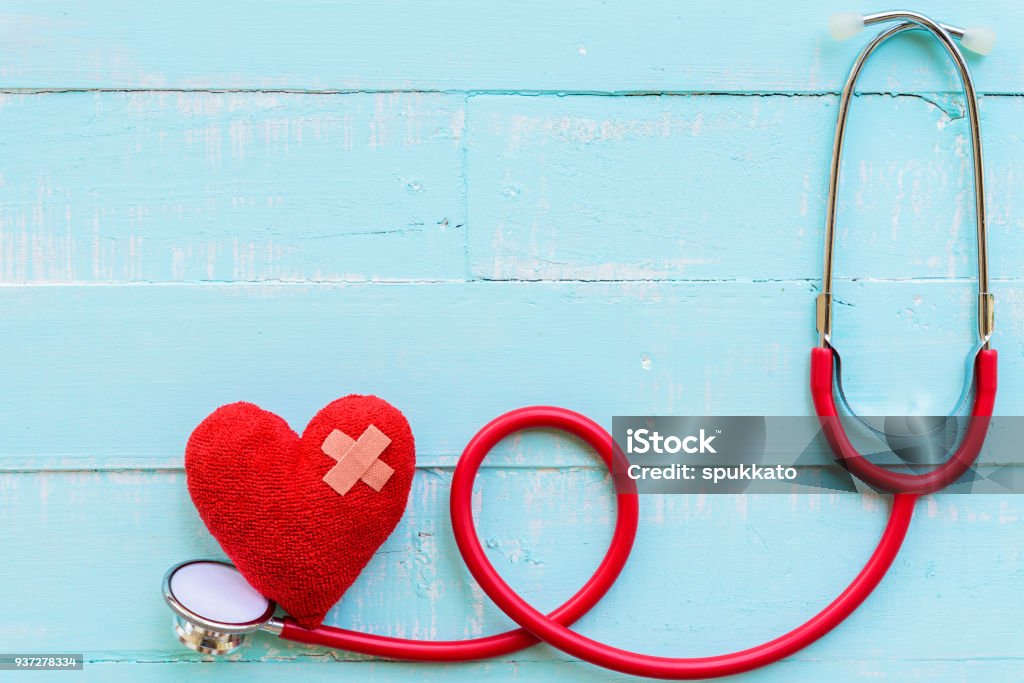 Día Mundial de la salud, concepto de salud y médico. Estetoscopio y corazón rojo en la mesa de madera blanco y azul Pastel fondo de textura. - Foto de stock de Personal de enfermería libre de derechos