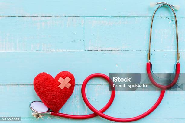 Día Mundial De La Salud Concepto De Salud Y Médico Estetoscopio Y Corazón Rojo En La Mesa De Madera Blanco Y Azul Pastel Fondo De Textura Foto de stock y más banco de imágenes de Personal de enfermería