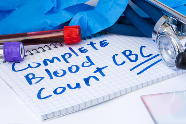 完全な血計算 (cbc) テスト手順。血、聴診器、手袋研究室試験管医者オフィスのテーブルに完全な血計算 (cbc) のテキストでメモ近くにあります。診断テストを使用します。 - analisys ストックフォトと画像