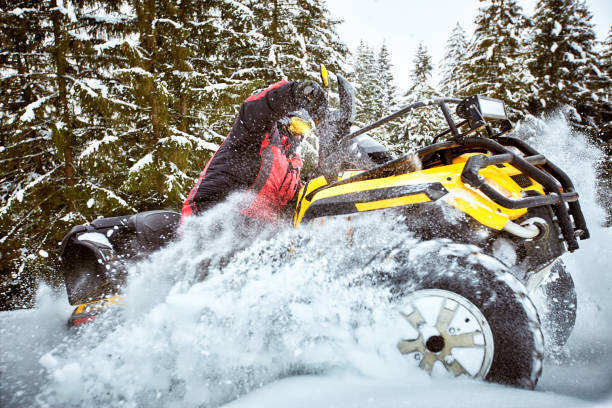 森も雪の atv の冬のレース。 - snowmobiling snow winter mountain ストックフォトと画像