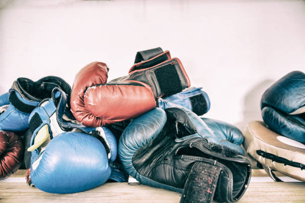 tempo testato e guanti da boxe da allenamento, accessori per la boxe, allenamento - group of objects padding exercising boxing glove foto e immagini stock