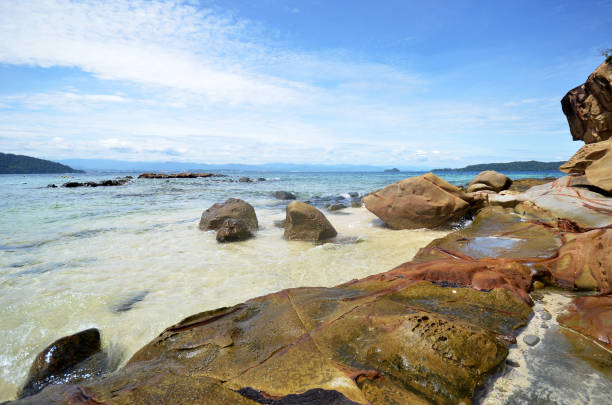 schönen blick aufs meer auf sapi island in sabah - island of borneo stock-fotos und bilder