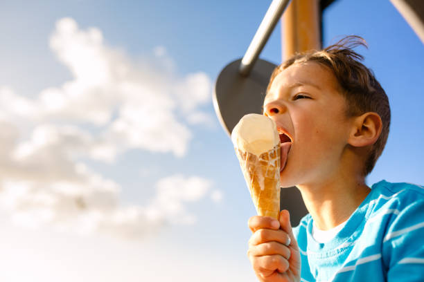 niño comiendo un helado - ice cream licking little boys ice cream cone fotografías e imágenes de stock