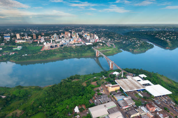 veduta aerea della città paraguaiano di ciudad del este e ponte dell'amicizia - arch bridge immagine foto e immagini stock