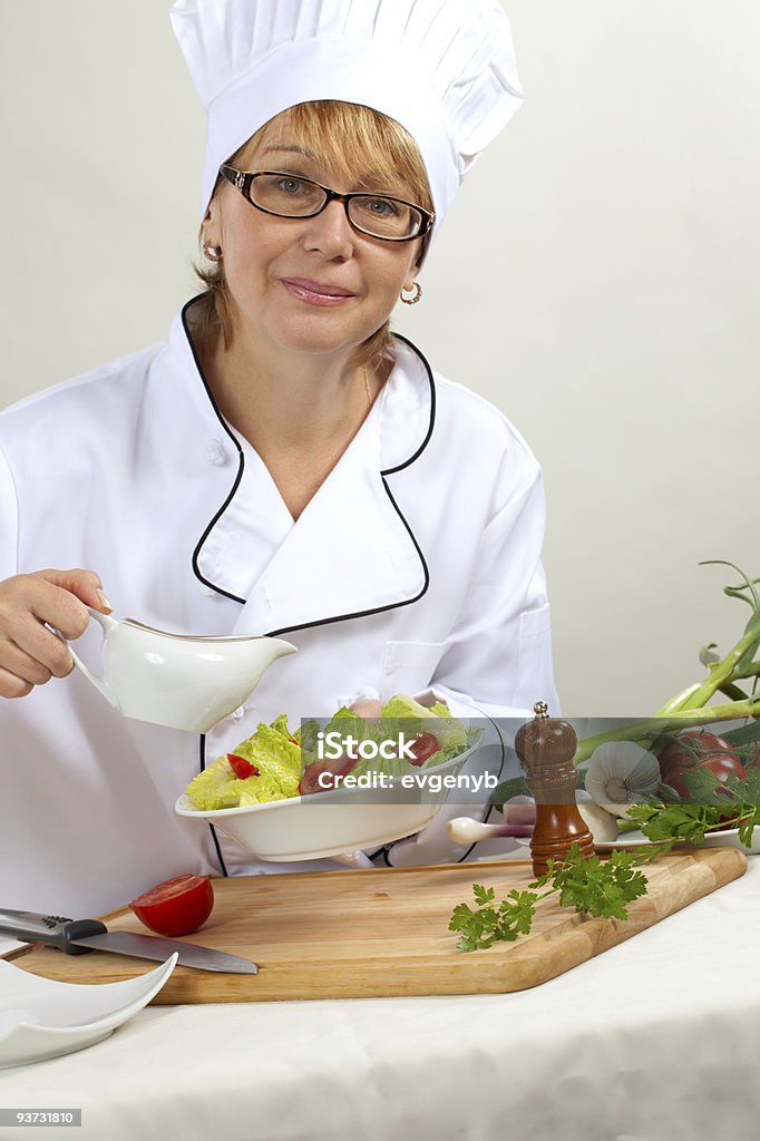 Lo Chef preparare Insalata - Foto stock royalty-free di Adulto