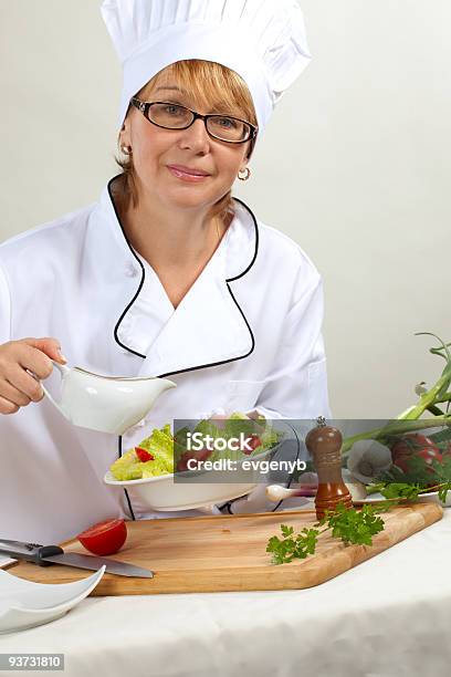 Foto de Chef Preparando Salada e mais fotos de stock de Adulto - Adulto, Alface, Alho