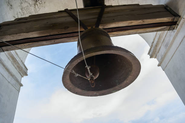 iglesia bell - religion christianity bell tower catholicism fotografías e imágenes de stock