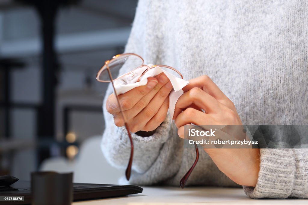 Occhiali Da Pulizia La Donna Si Pulisce Gli Occhiali Con Un Panno -  Fotografie stock e altre immagini di Occhiali da vista - iStock