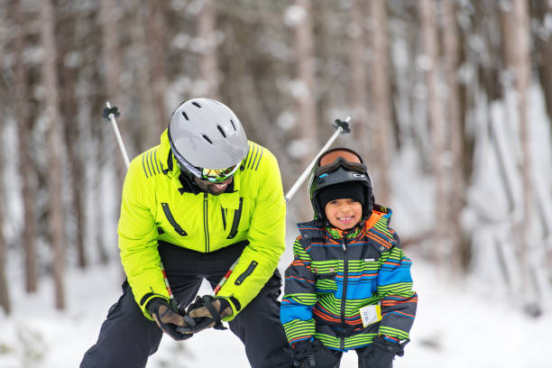 famiglie e amici in una stazione sciistica - skiing ski family friendship foto e immagini stock