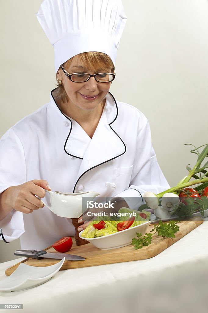 Chef preparando salada - Foto de stock de Adulto royalty-free