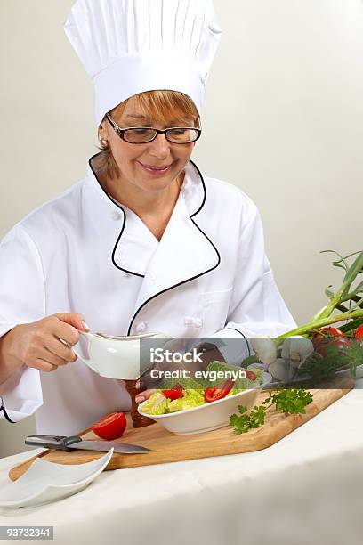 Foto de Chef Preparando Salada e mais fotos de stock de Adulto - Adulto, Alface, Alimentação Saudável