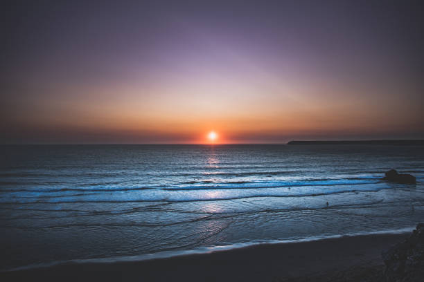 un equinoccio colorido atardecer en portugal al lado del mar. - equinoccio de primavera fotografías e imágenes de stock