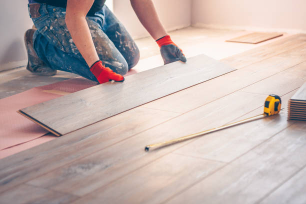 worker professionally installs floor boards - hardwood imagens e fotografias de stock