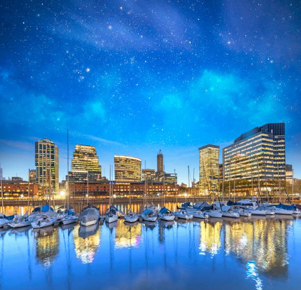 argentina buenos aires skyline puerto madero di notte - rio de la plata foto e immagini stock