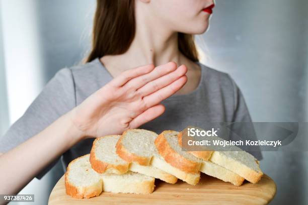 Concepto De Intolerancia De Gluten Chica Joven Se Niega A Comer Pan Blanco Profundidad De Campo Foto de stock y más banco de imágenes de Carbohidrato