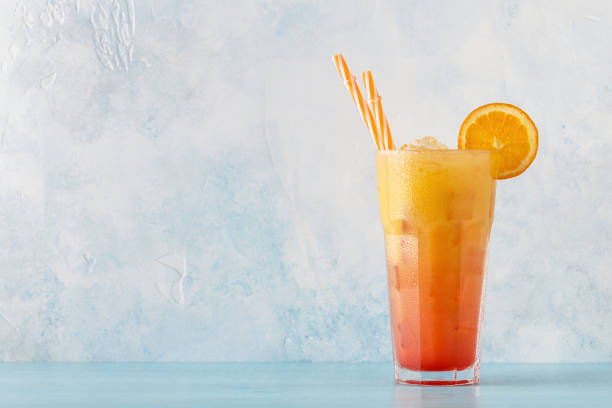 juicy orange et rouge tequila sunrise avec glace - drink alcohol juice red photos et images de collection