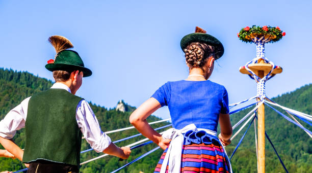 bayerischen tänzer - german culture oktoberfest dancing lederhosen stock-fotos und bilder