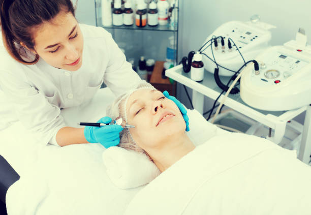 istock Mature woman having beauty procedures 937399470
