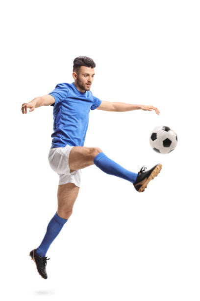 jugador de fútbol saltar y patear un balón de fútbol - volley kick fotografías e imágenes de stock