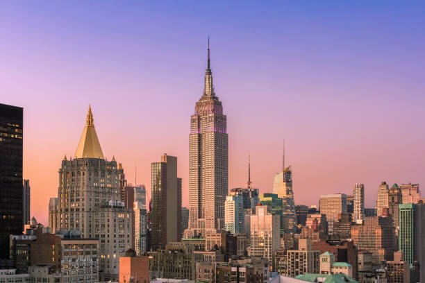 new york city skyline o zachodzie słońca z empire state building, midtown manhattan skyscrapers i orange-blue clear sky. - empire state building zdjęcia i obrazy z banku zdjęć