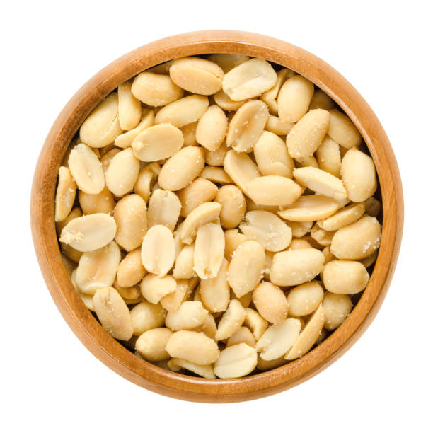 땅콩, 볶은 고 흰색 위에 나무 그릇에 소금 - peanut nut snack isolated 뉴스 사진 이미지