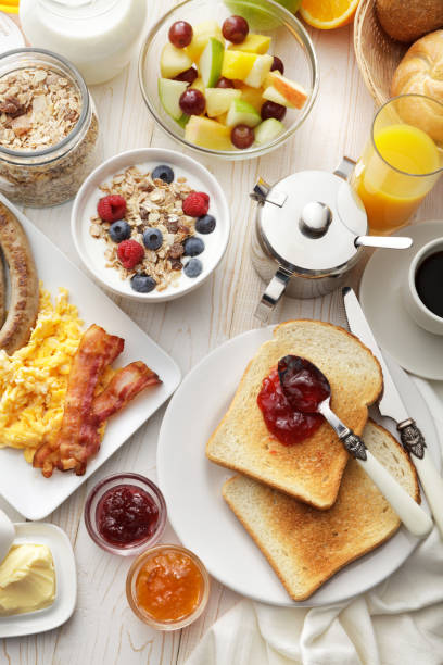 desayuno: mesa de desayuno - alimento tostado fotos fotografías e imágenes de stock