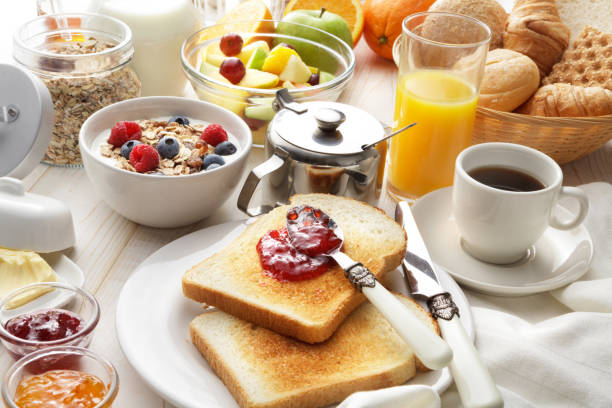 desayuno: mesa de desayuno - alimento tostado fotos fotografías e imágenes de stock