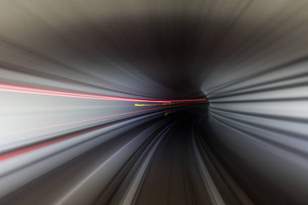geschwindigkeitsbewegung im städtischen autobahntunnel - förderleitung stock-fotos und bilder