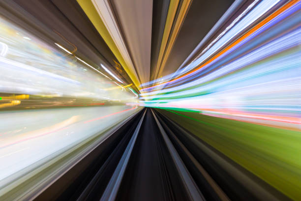 geschwindigkeitsbewegung im städtischen autobahntunnel - förderleitung stock-fotos und bilder