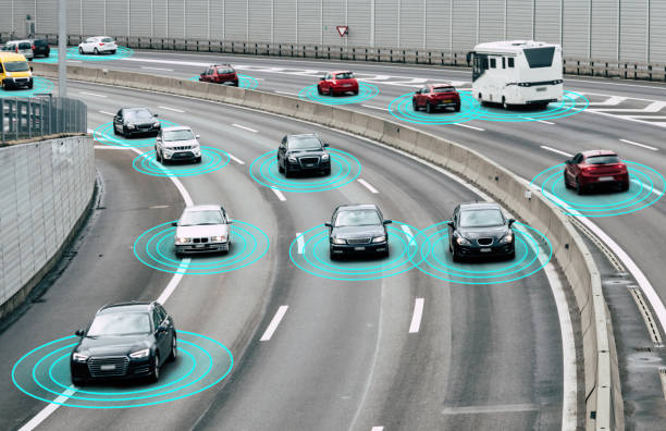 Ilustrasi dan foto mobil self-driving otonom yang mengemudi di jalan raya. Mobil terhubung melalui teknologi nirkabel dan kecerdasan buatan yang memungkinkan mereka untuk mengemudi di jalan dengan aman.