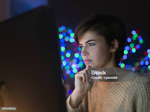 Photo libre de droit de Femme Pensive À Regarder Lécran De Lordinateur banque d'images et plus d'images libres de droit de Regarder fixement - Regarder fixement, Adulte, Assis